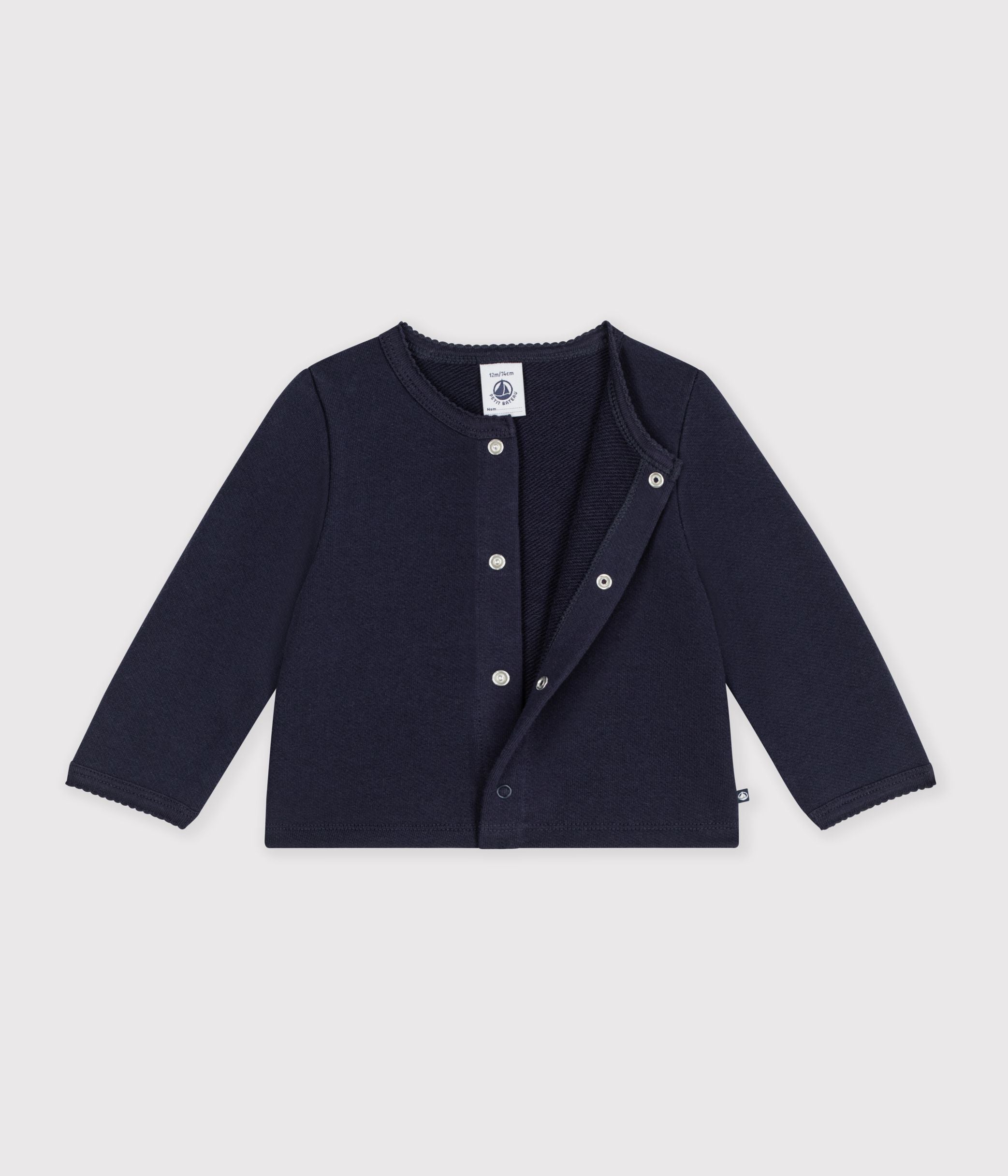 cardigan-bébé-en-coton-uni-et-badge-coeur