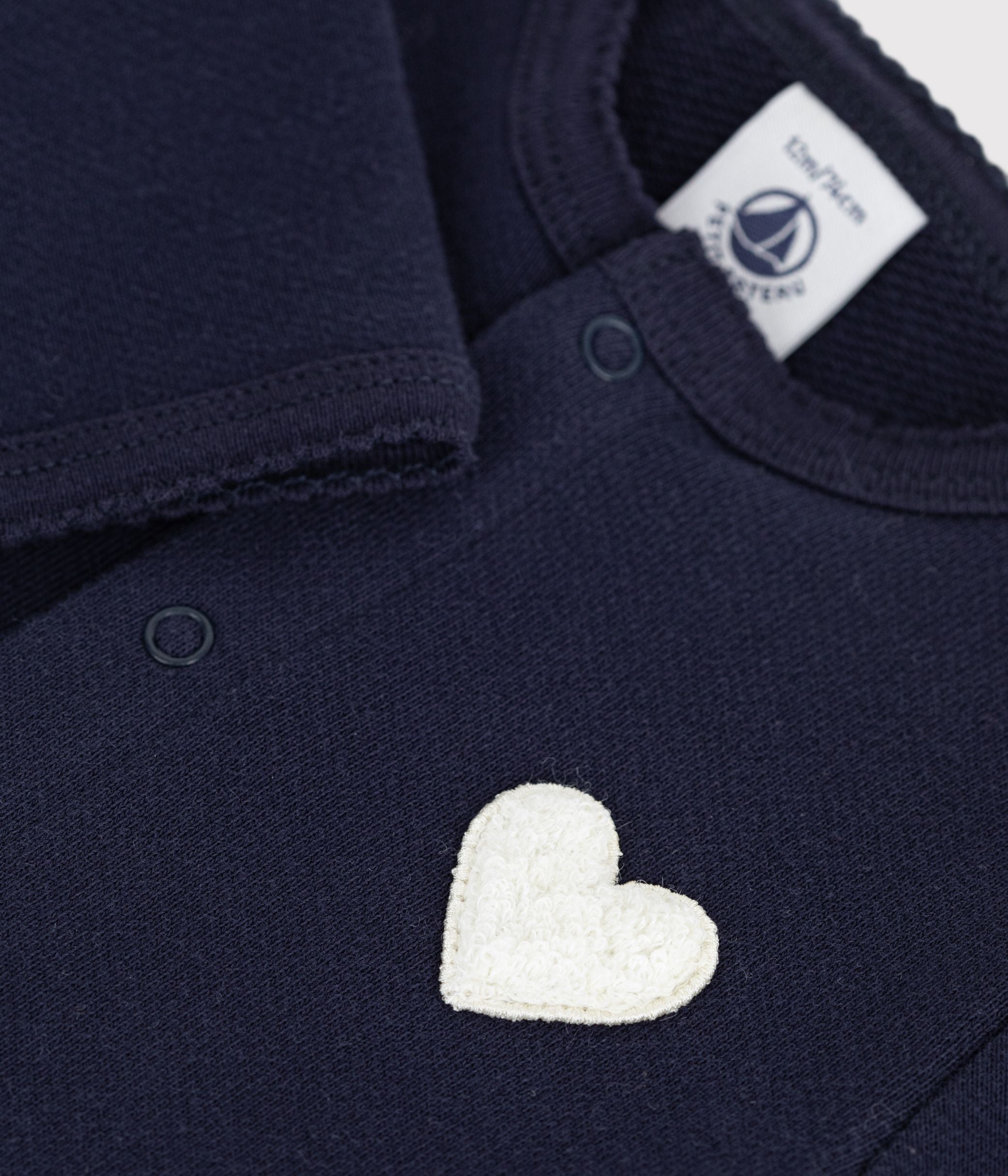 cardigan-bébé-en-coton-uni-et-badge-coeur