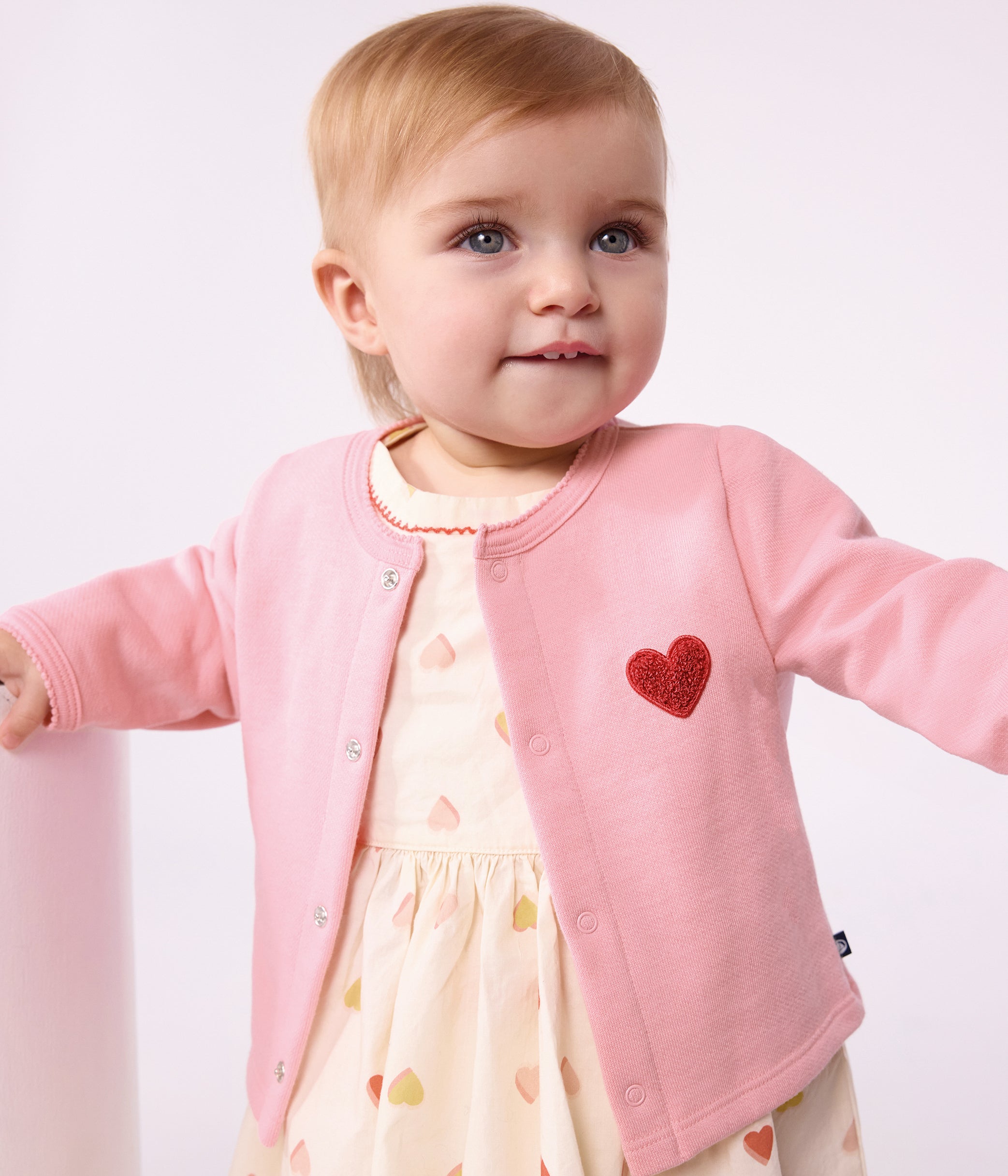 cardigan-bébé-en-coton-uni-et-badge-coeur