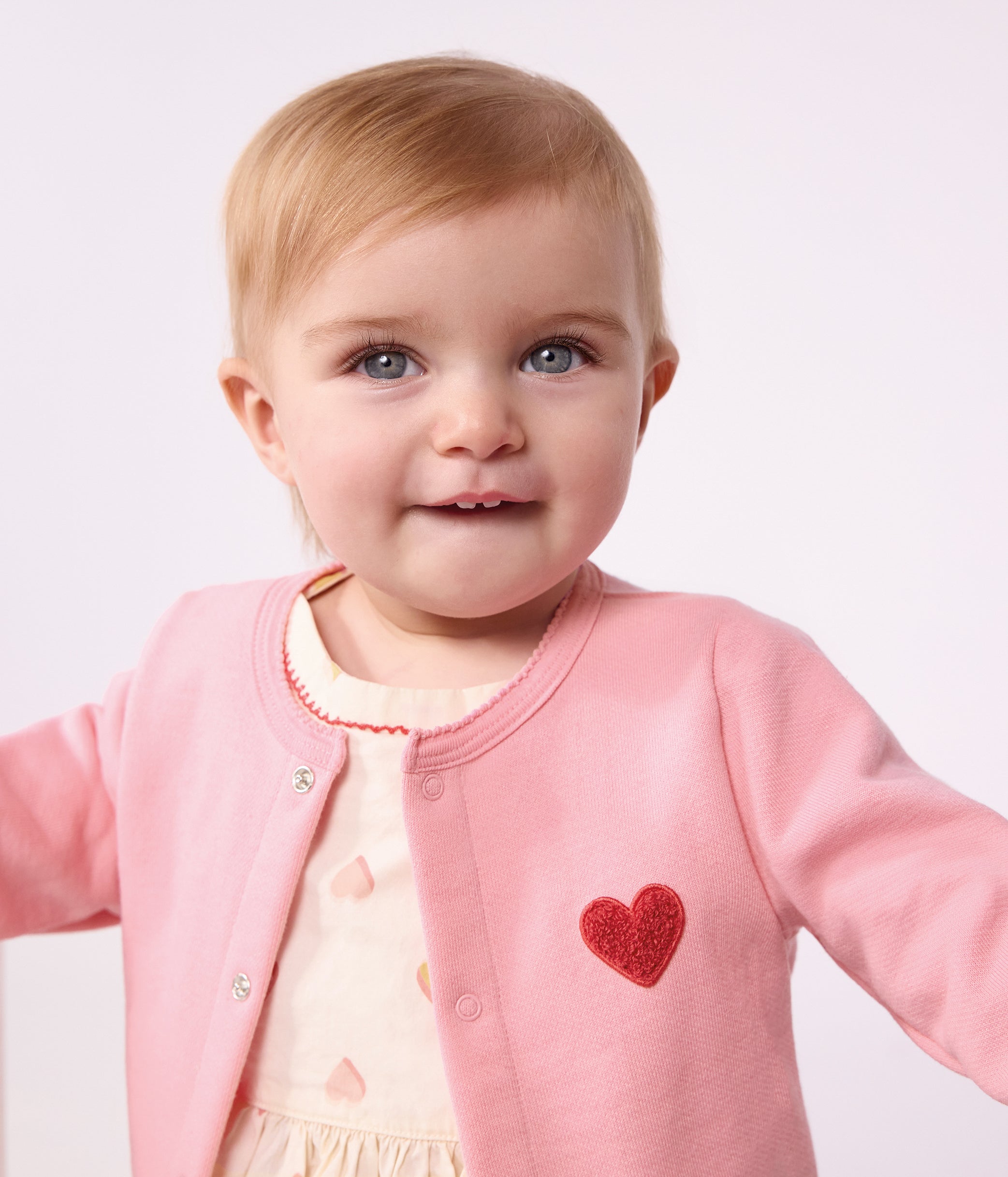 cardigan-bébé-en-coton-uni-et-badge-coeur