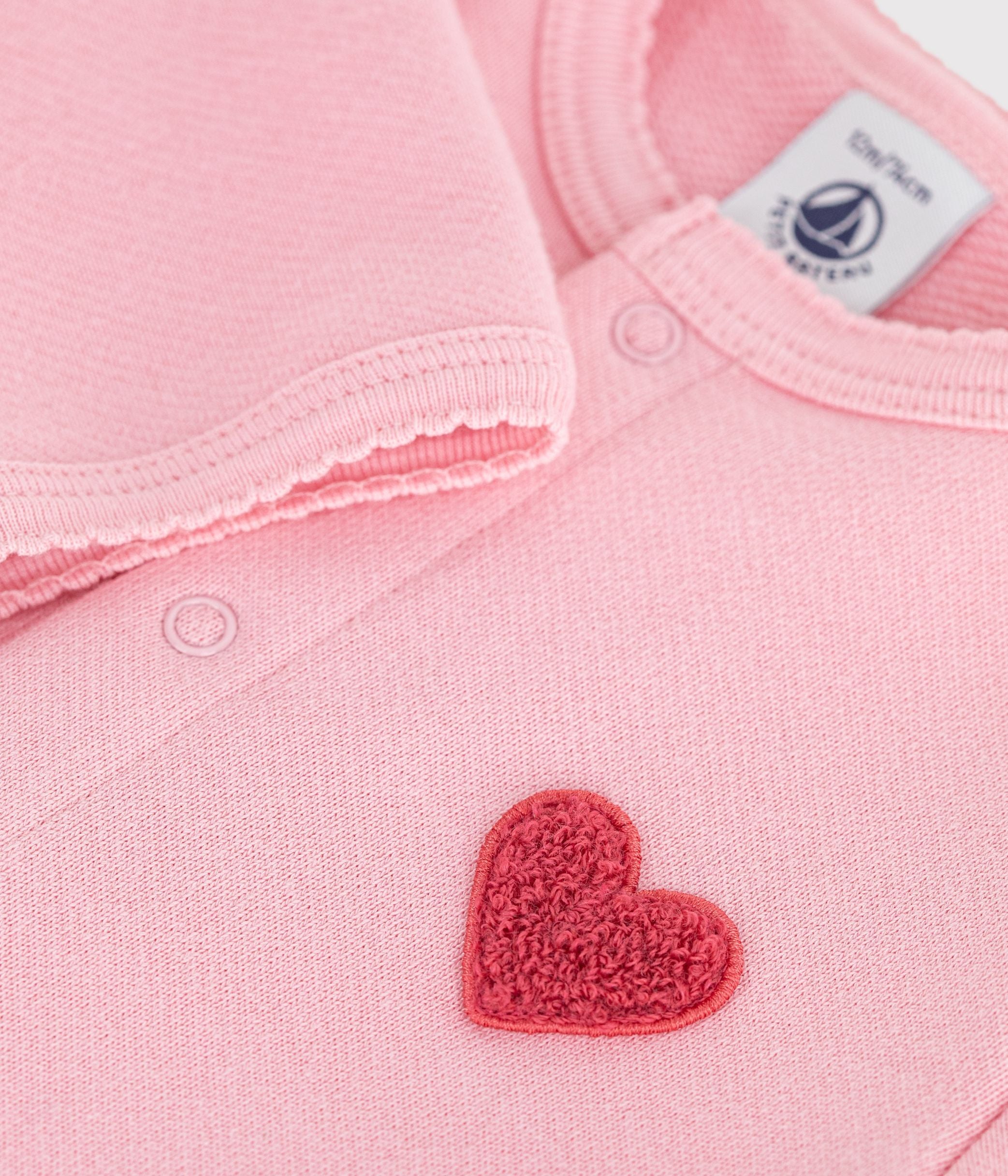 cardigan-bébé-en-coton-uni-et-badge-coeur