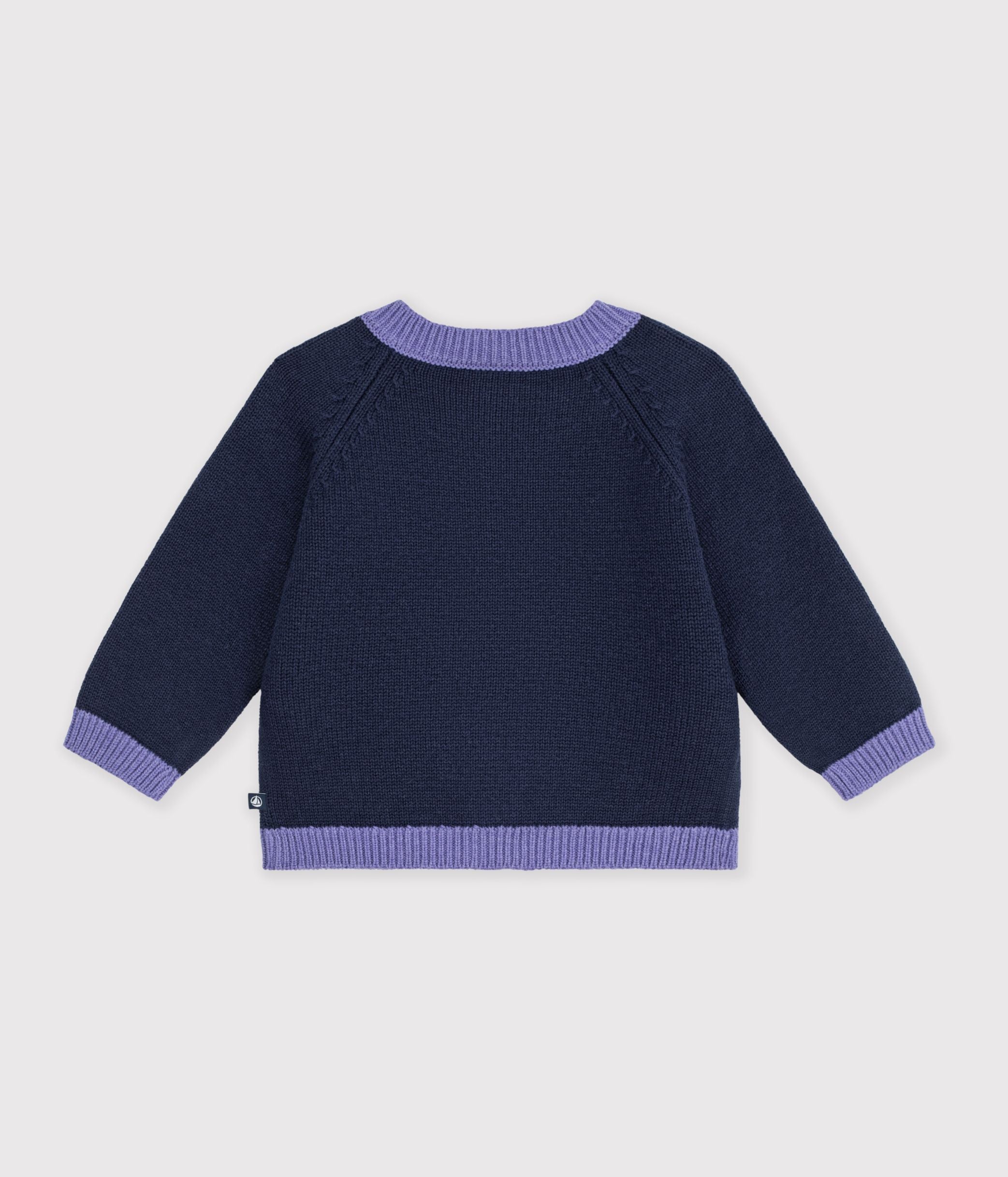 cardigan-bébé-en-tricot-laine-et-coton-et-motifs-jacquards-coeurs