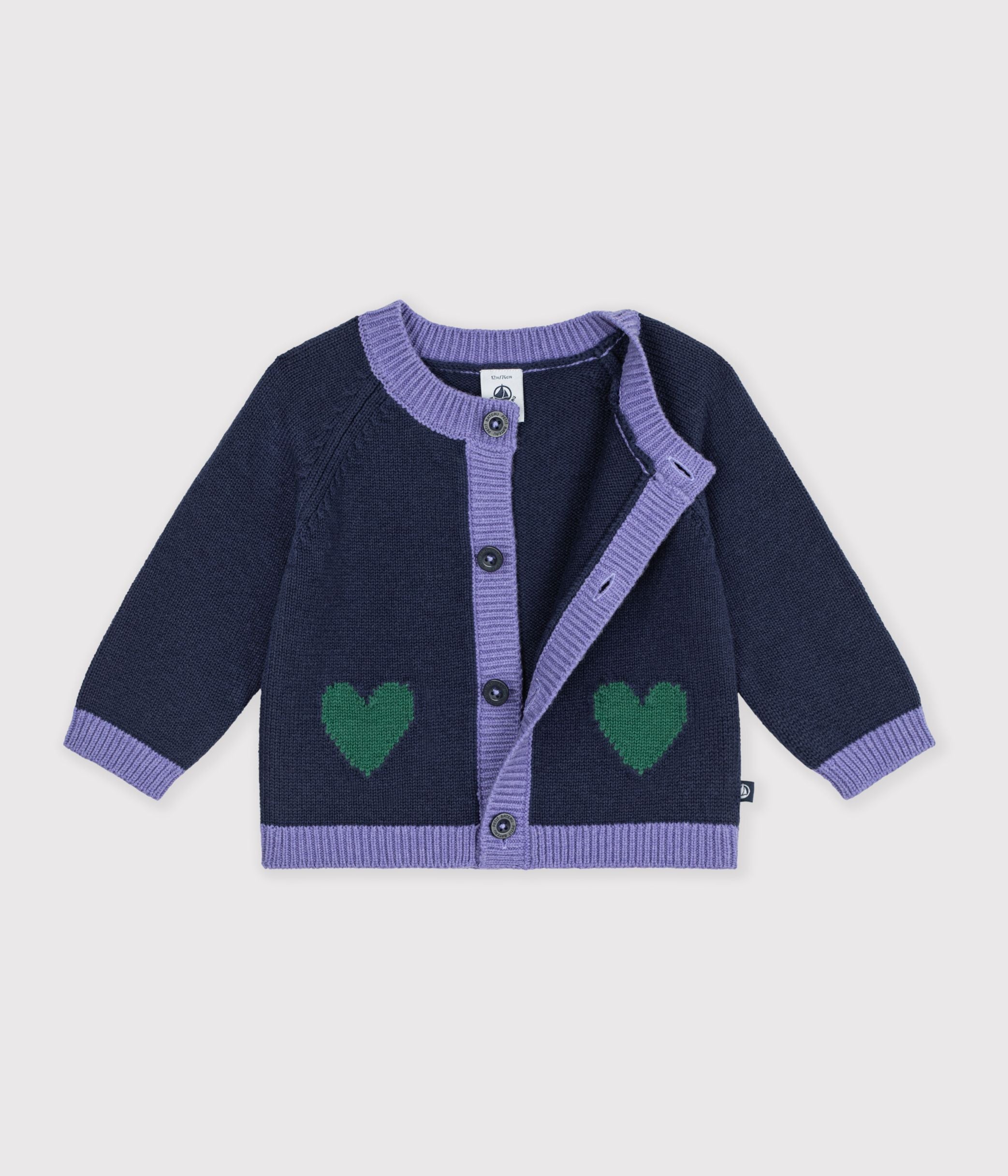 cardigan-bébé-en-tricot-laine-et-coton-et-motifs-jacquards-coeurs