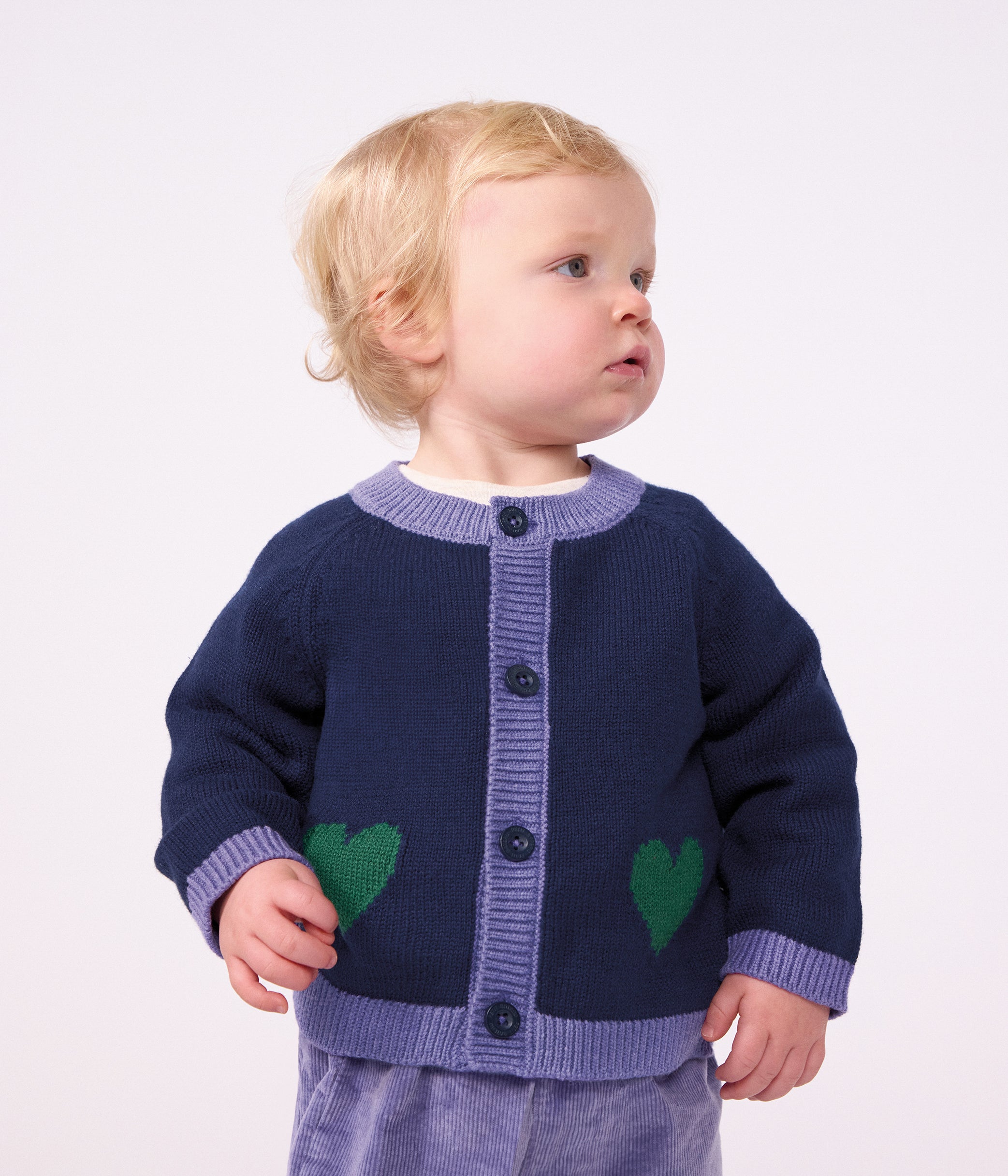 cardigan-bébé-en-tricot-laine-et-coton-et-motifs-jacquards-coeurs