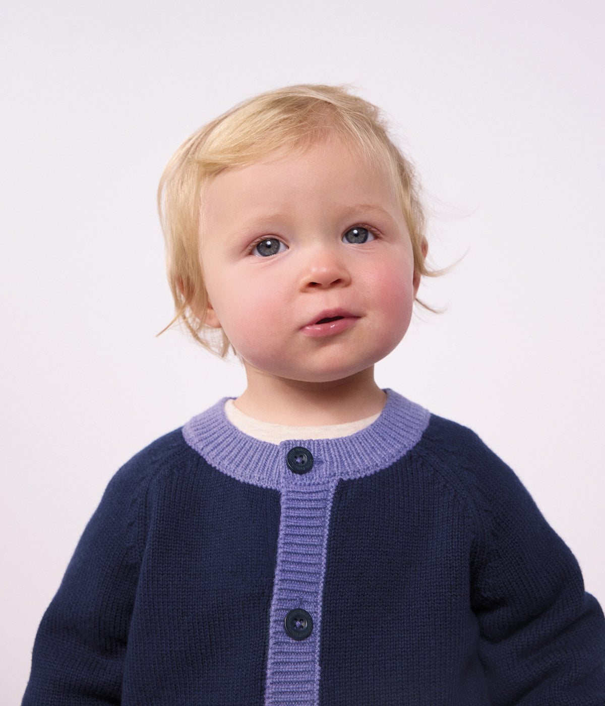 cardigan-bébé-en-tricot-laine-et-coton-et-motifs-jacquards-coeurs