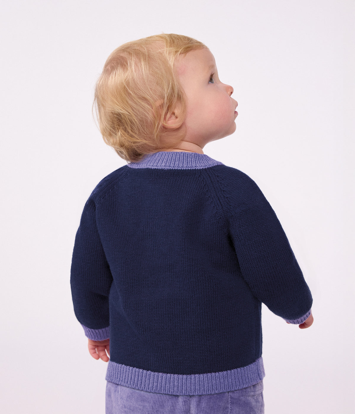 cardigan-bébé-en-tricot-laine-et-coton-et-motifs-jacquards-coeurs