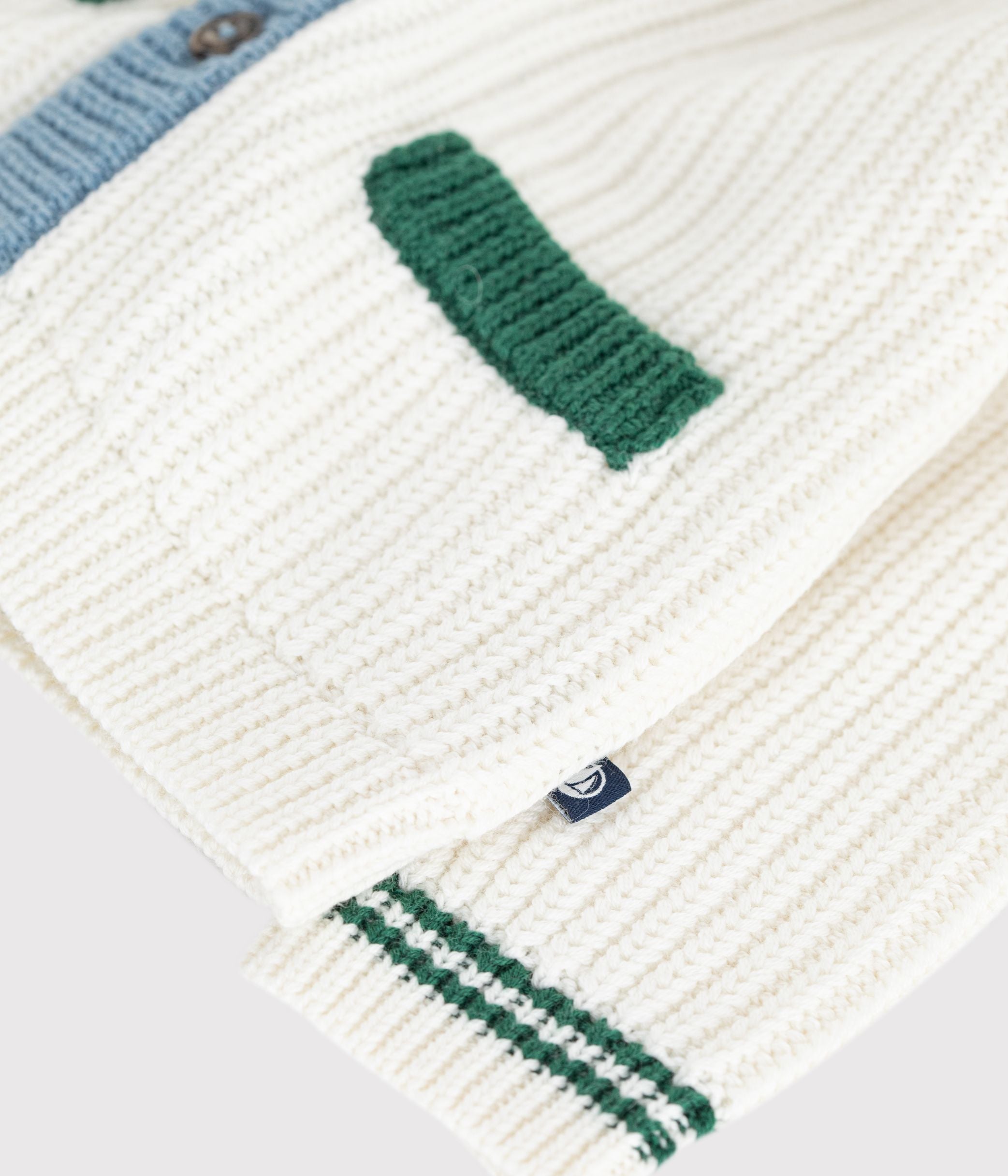 cardigan-bébé-en-tricot-laine-et-coton-à-détails-contrastés