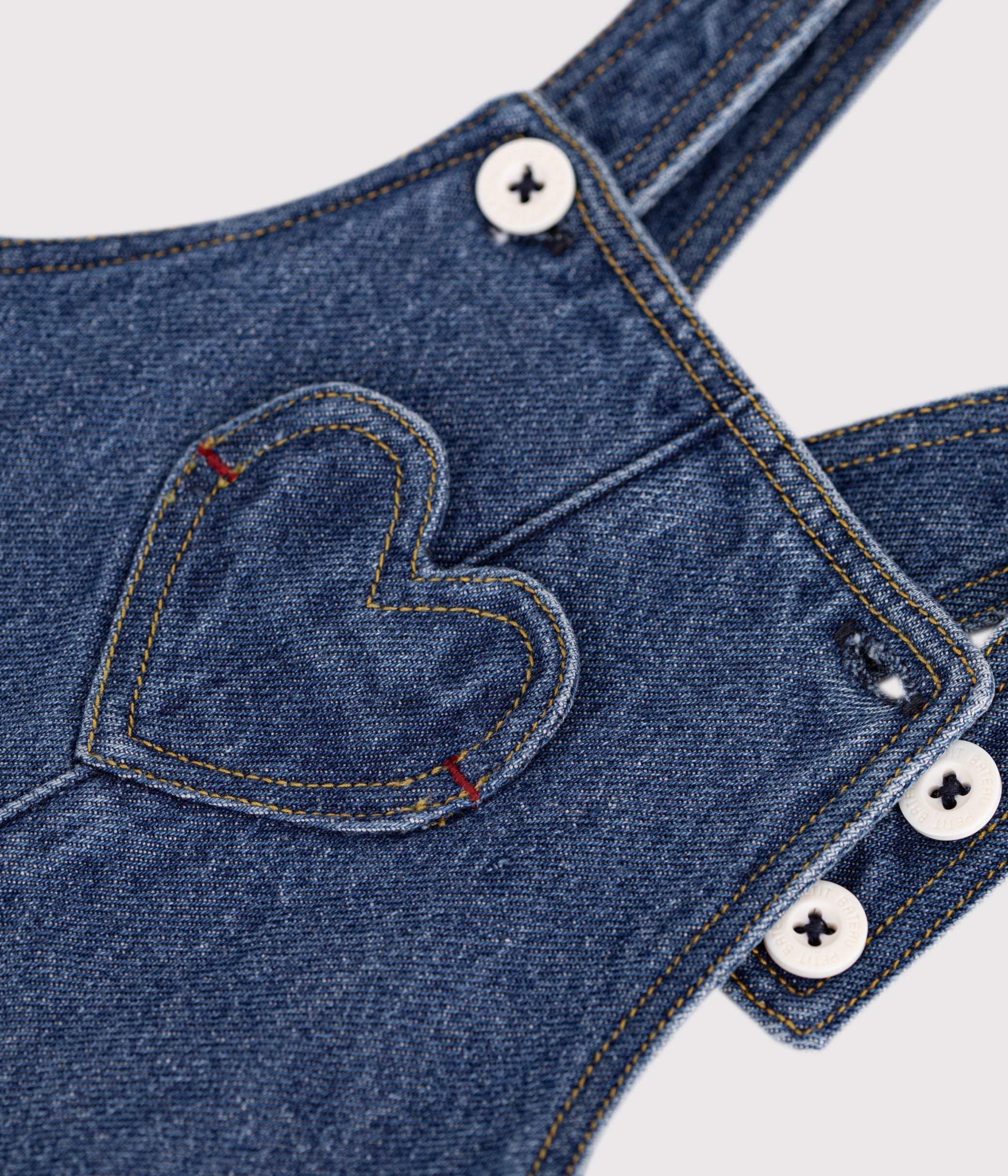 salopette-bébé-en-jean-jambes-longues-et-poche-coeur