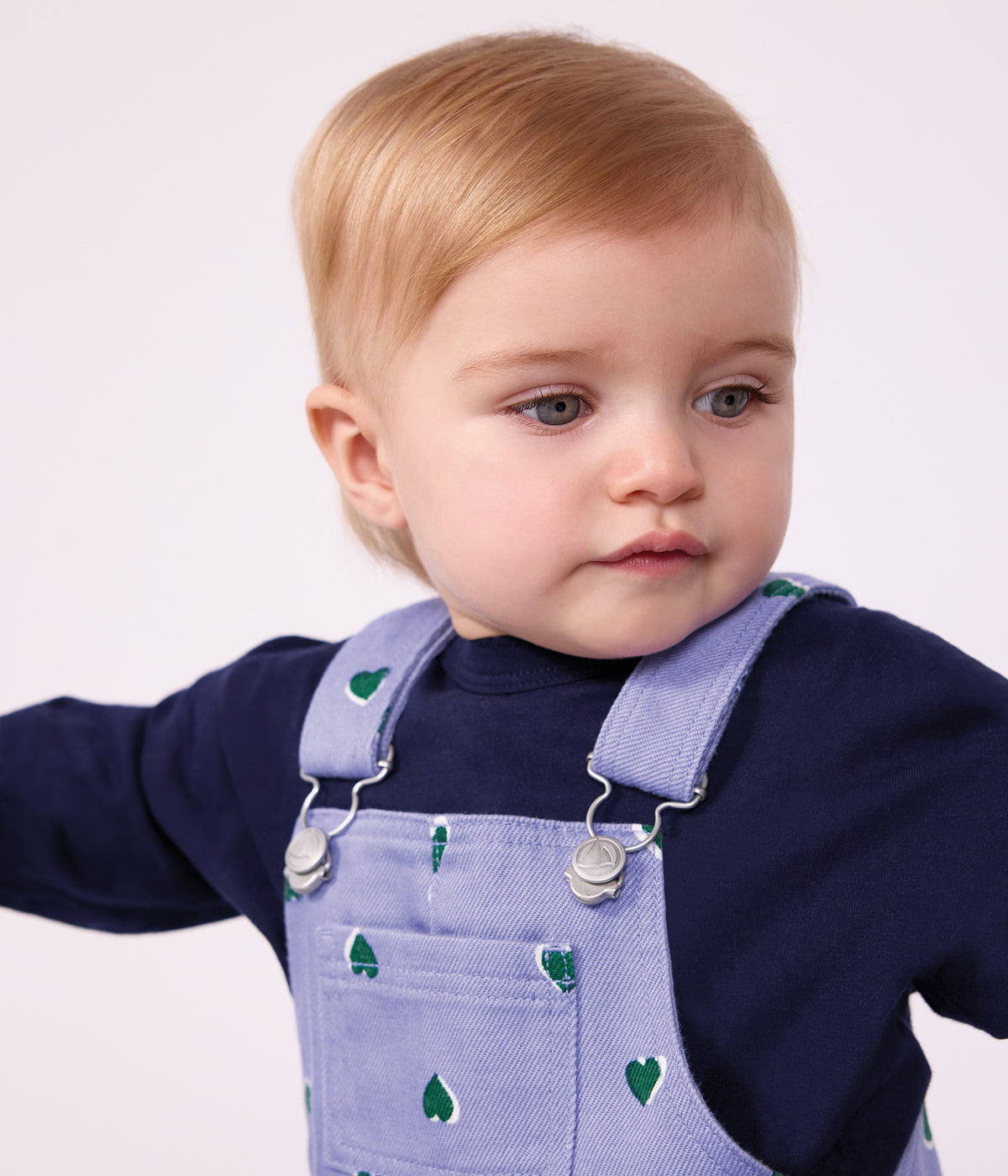 salopette-bébé-en-serge-jambes-longues-imprimée-coeurs