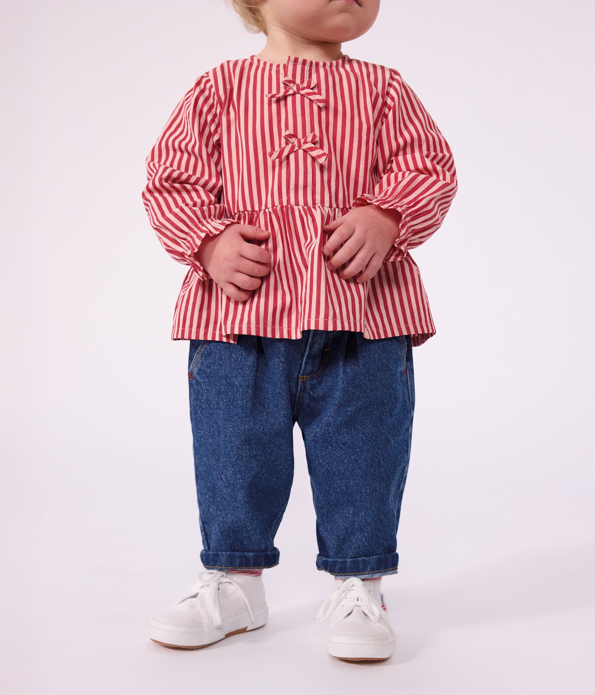 pantalon-bébé-en-denim-uni-et-broderie-coeur