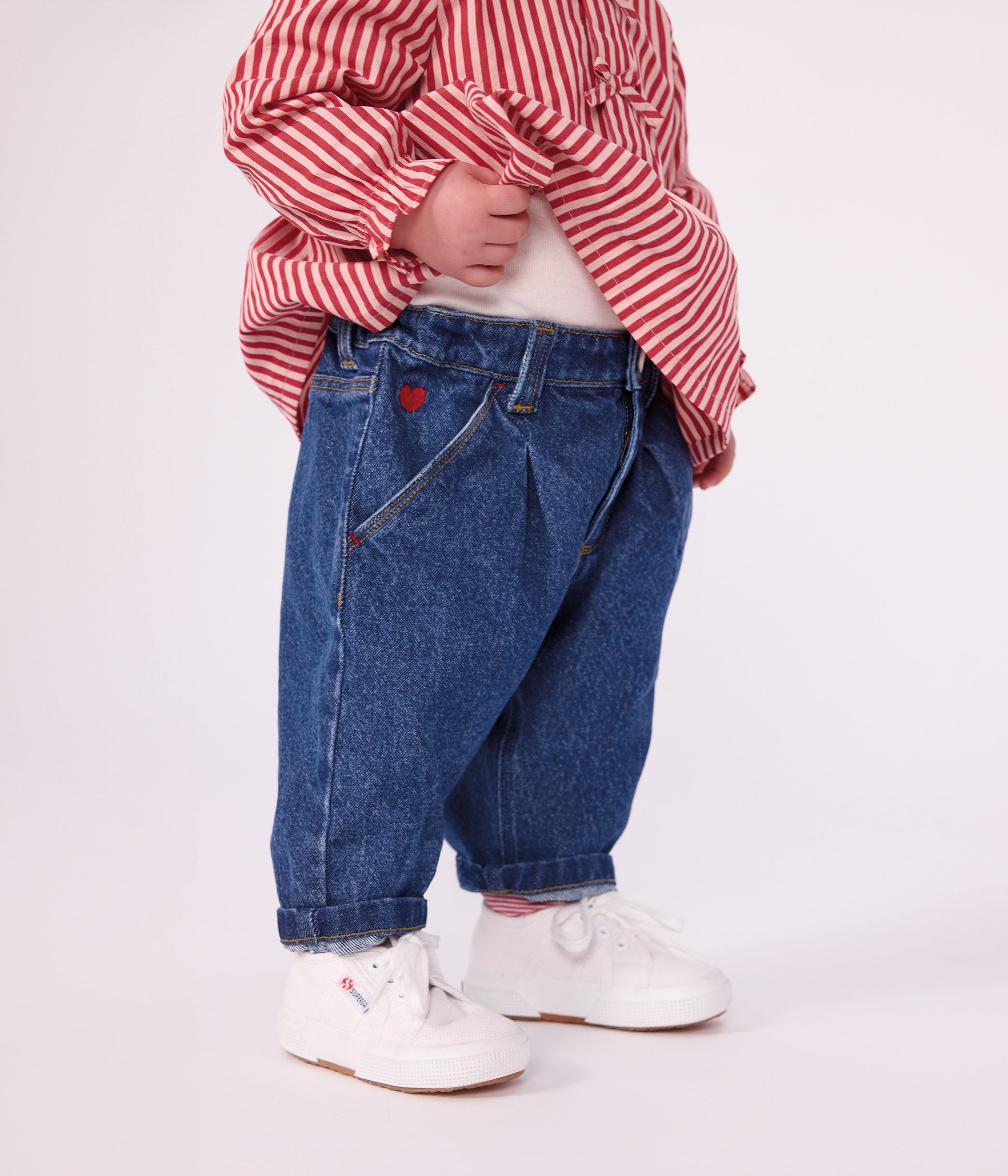 pantalon-bébé-en-denim-uni-et-broderie-coeur