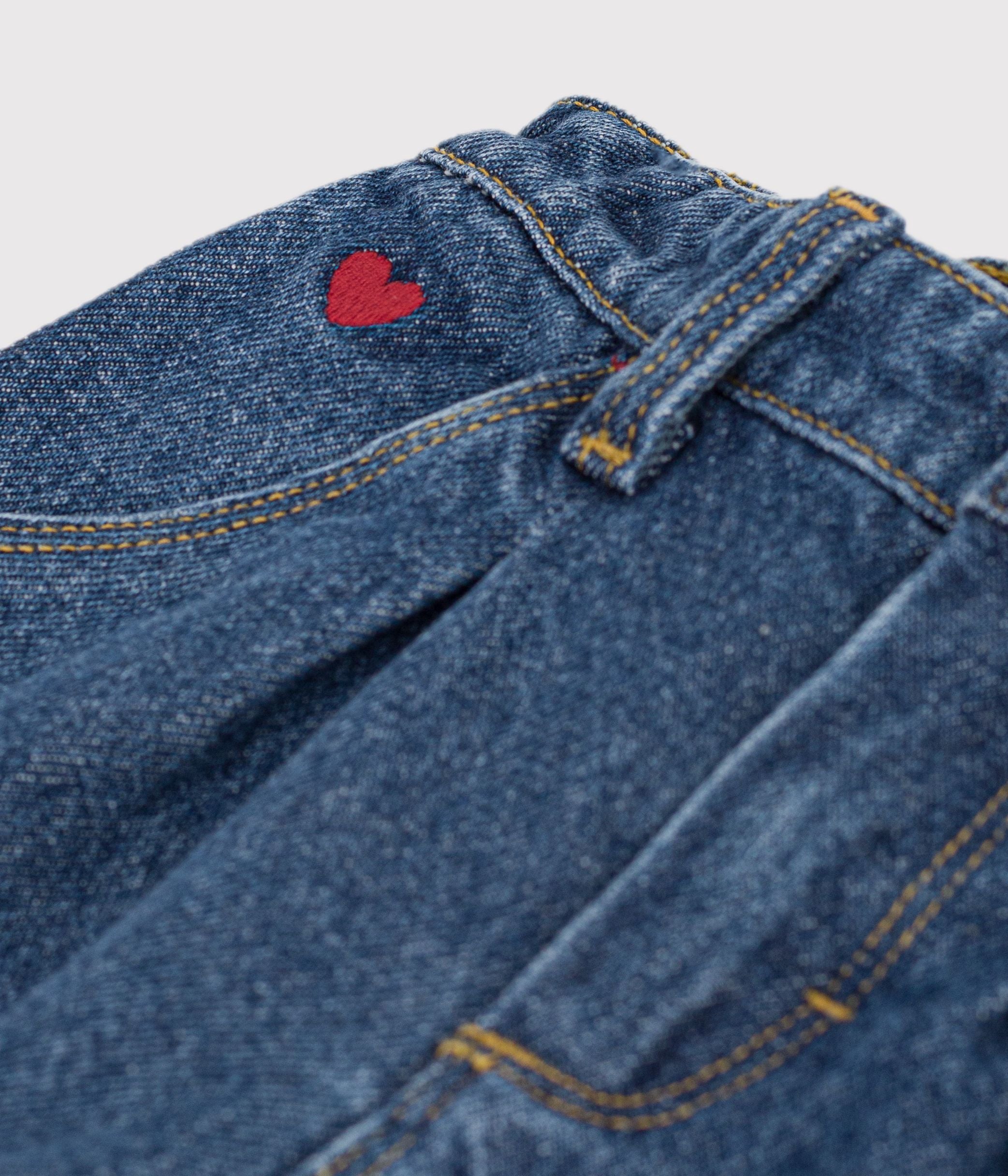 pantalon-bébé-en-denim-uni-et-broderie-coeur