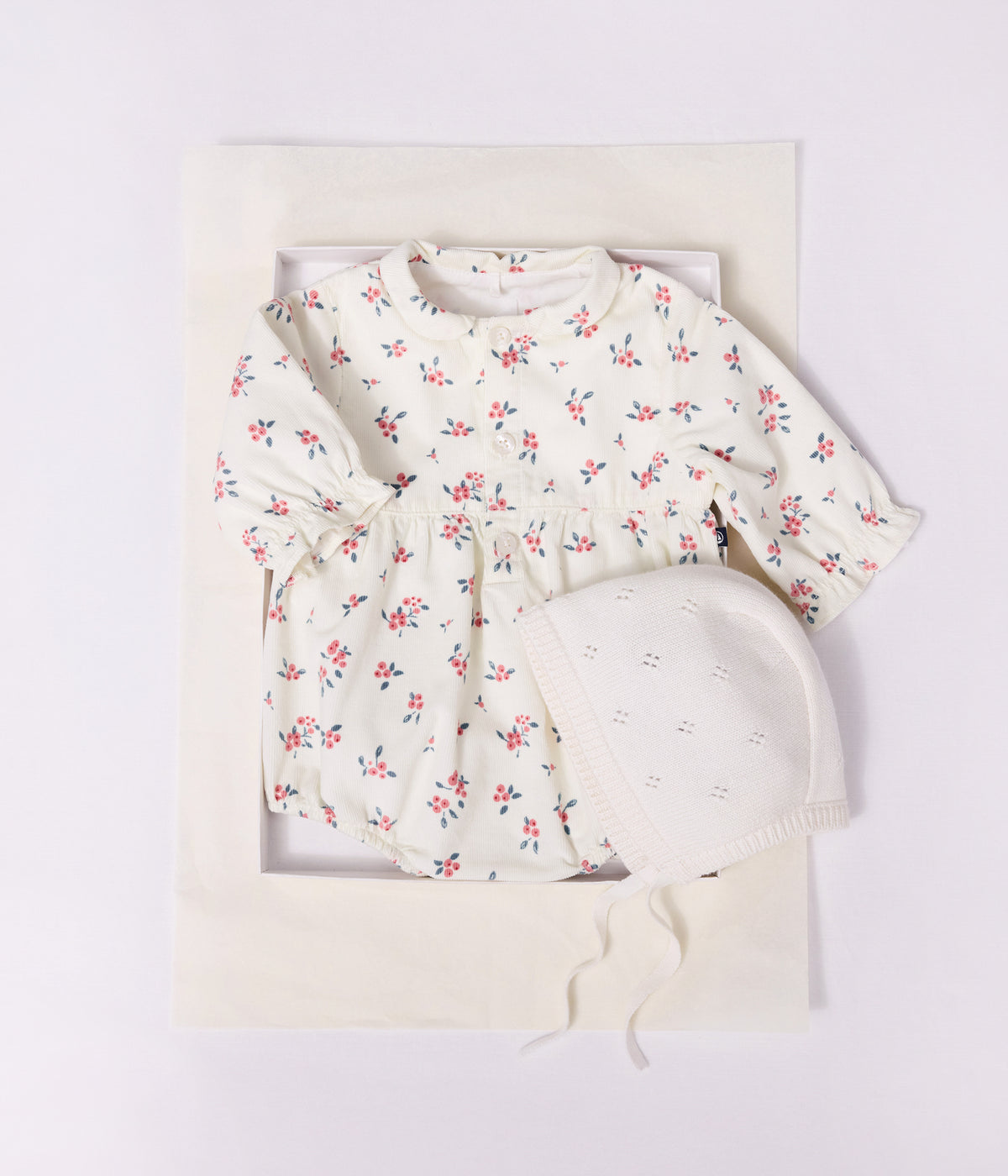 bonnet-bébé-en-tricot-ajourée