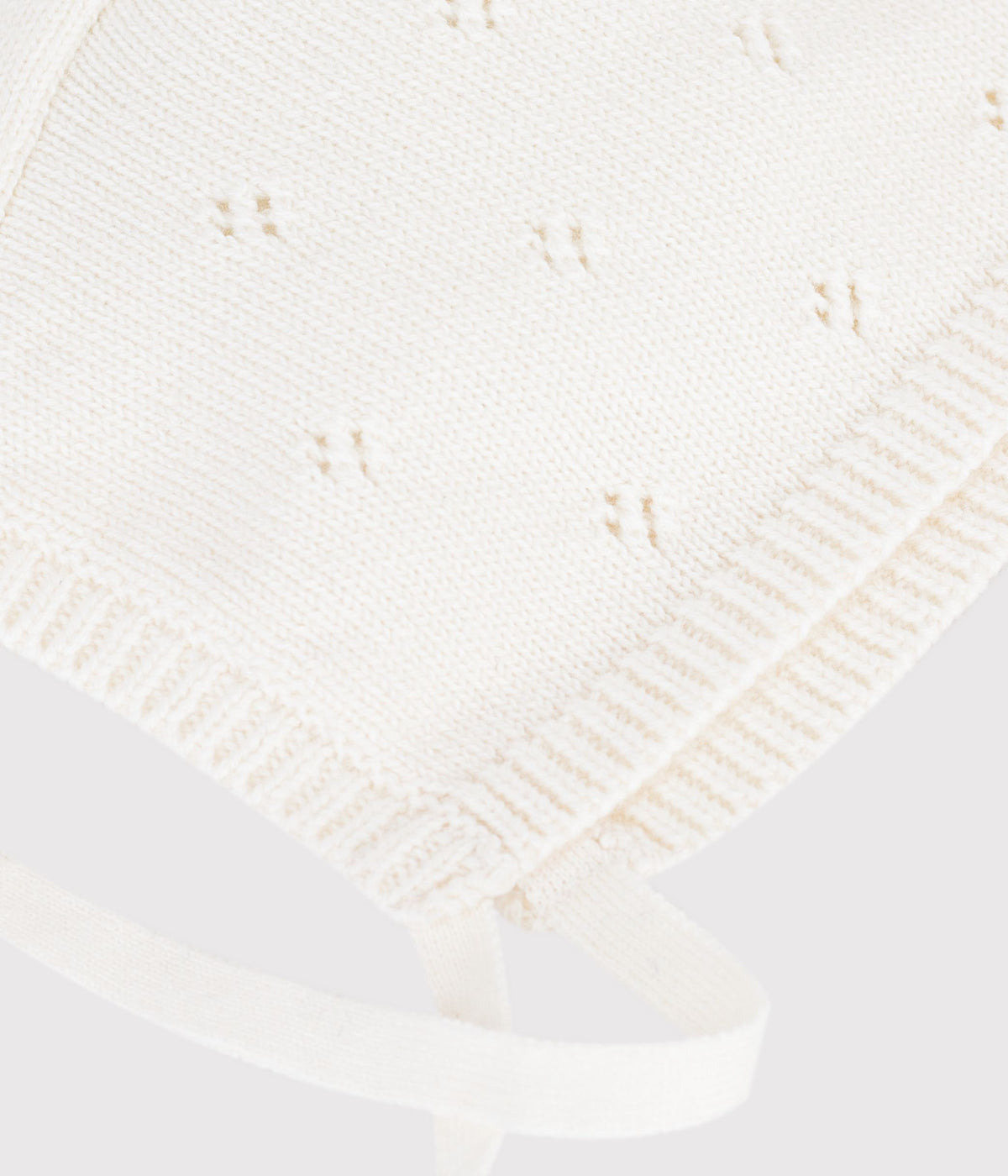 bonnet-bébé-en-tricot-ajourée