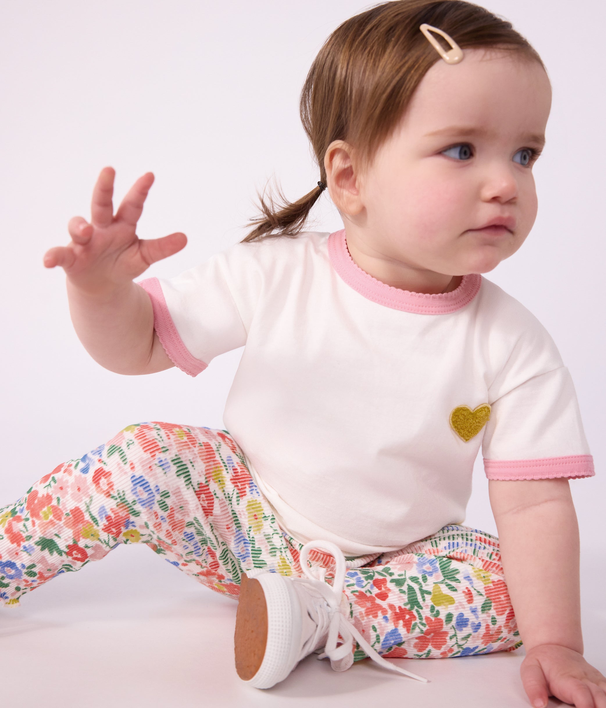tee-shirt-bébé-en-coton-manches-courtes-uni-et-badge-coeur