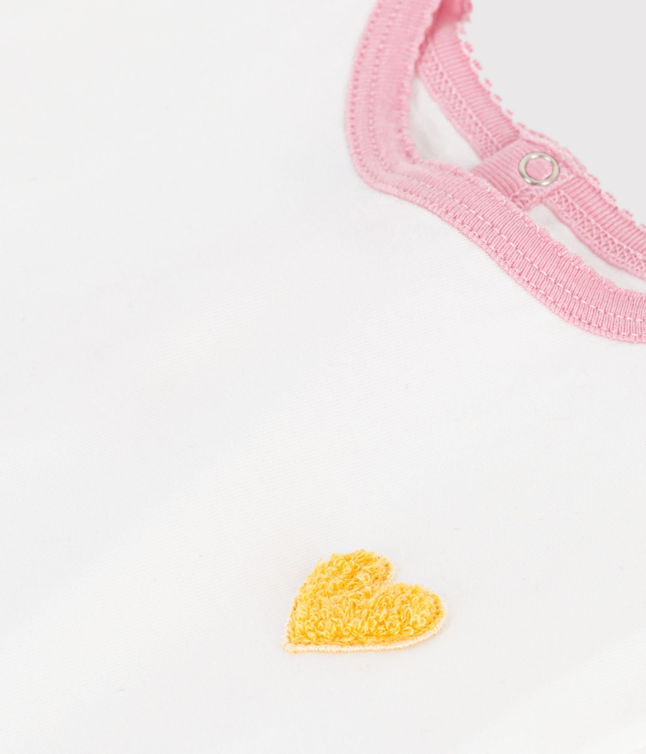 tee-shirt-bébé-en-coton-manches-courtes-uni-et-badge-coeur