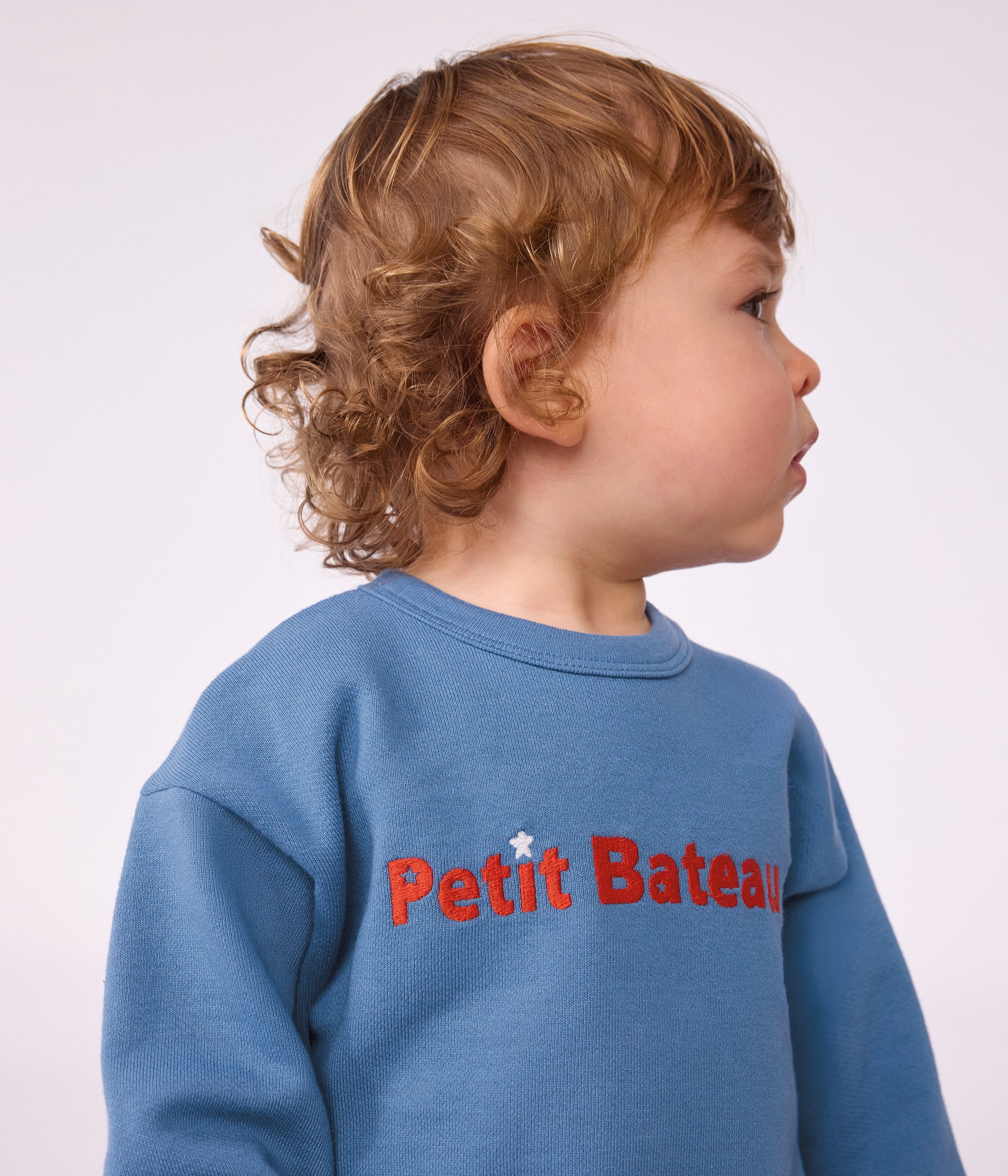 sweatshirt-bébé-en-coton-uni-et-sa-broderie