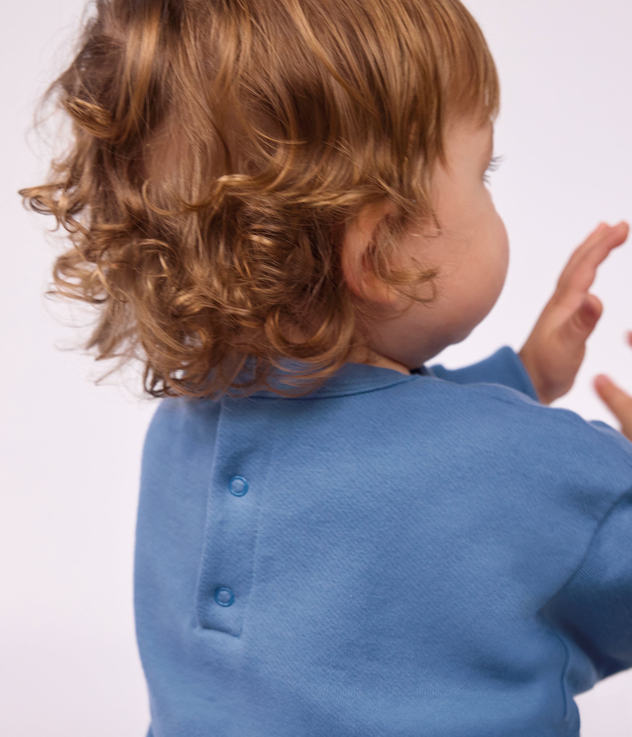 sweatshirt-bébé-en-coton-uni-et-sa-broderie