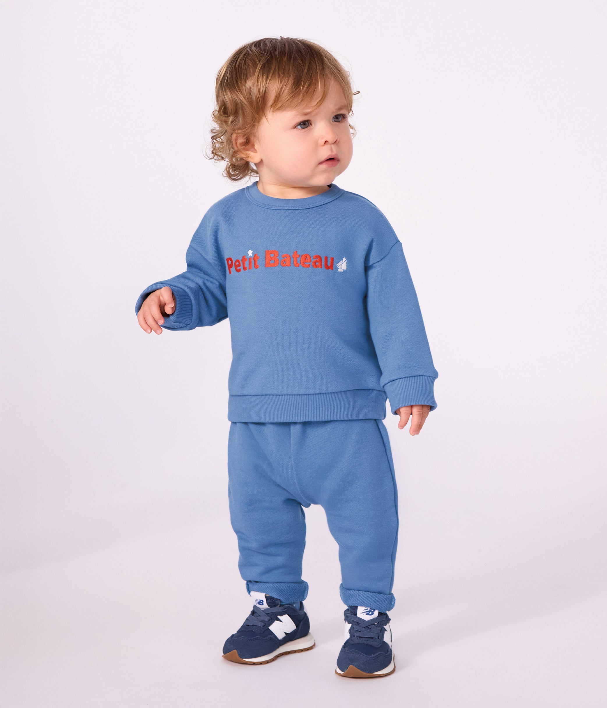 sweatshirt-bébé-en-coton-uni-et-sa-broderie