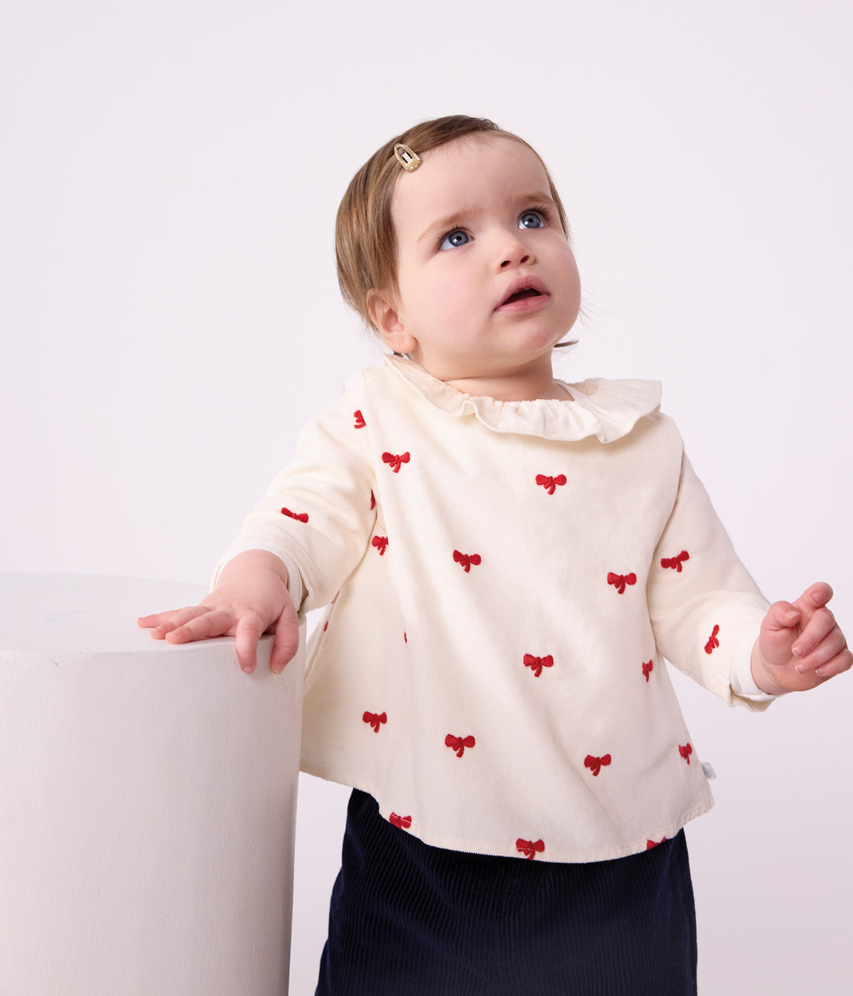 blouse-bébé-en-velours-brodé-motif-noeuds