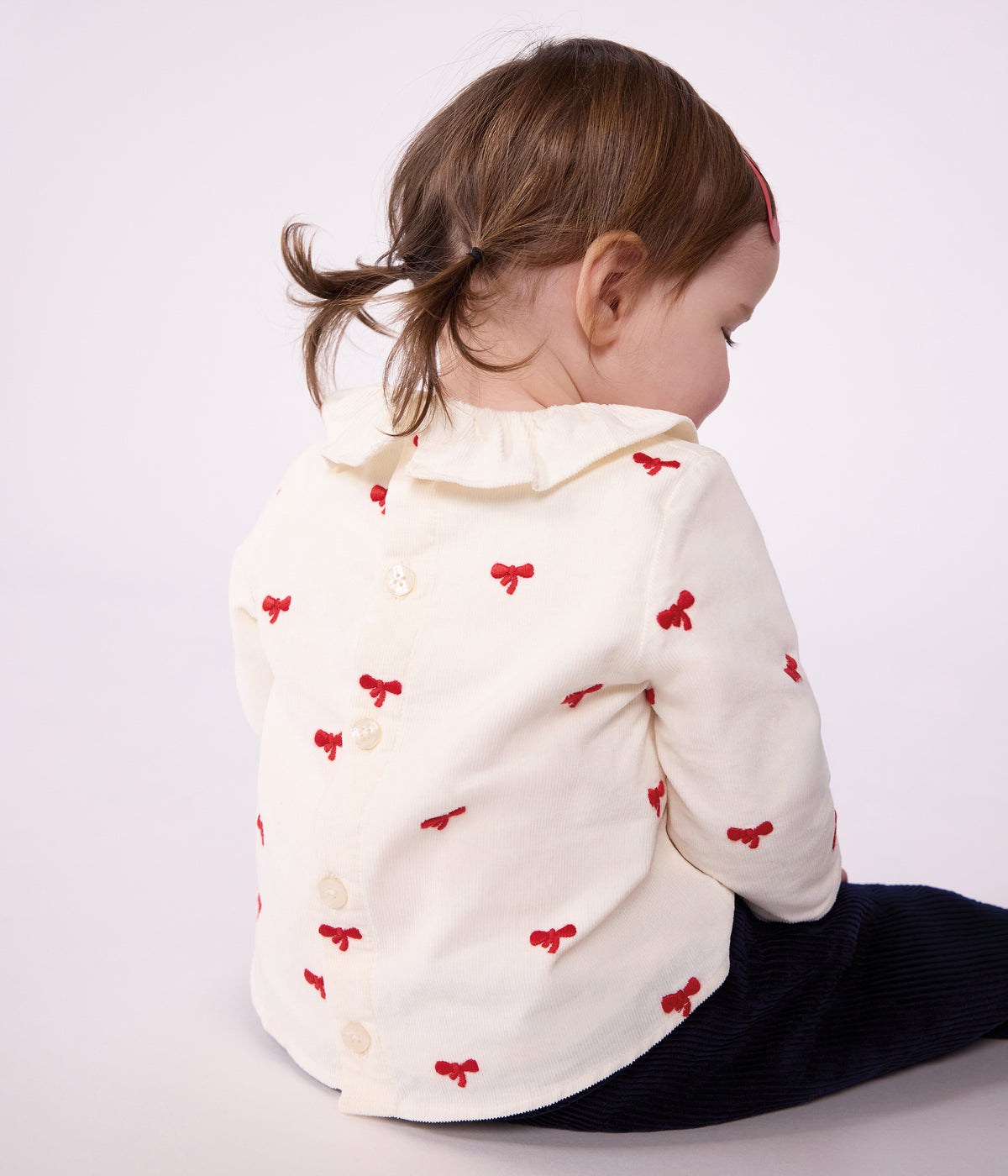 blouse-bébé-en-velours-brodé-motif-noeuds