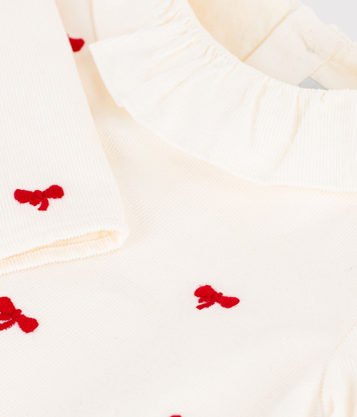 blouse-bébé-en-velours-brodé-motif-noeuds