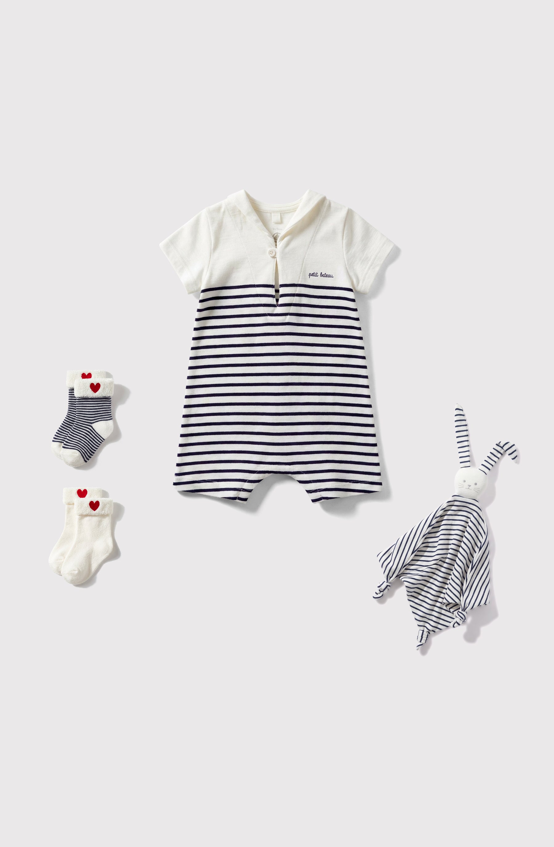 combinaison-courte-bébé-en-coton-rayée-et-col-vareuse